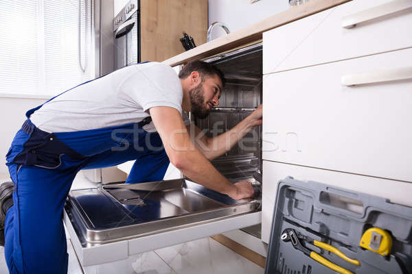 技術者 食器洗い機 小さな 男性 キッチン ストックフォト © AndreyPopov