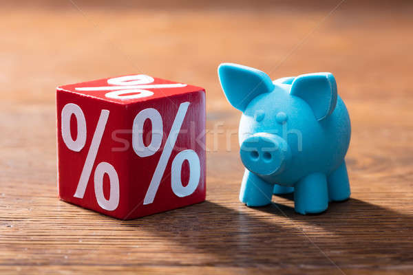 [[stock_photo]]: Pourcentage · tirelire · table · symbole · rouge