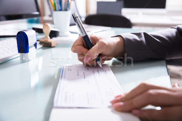 Ondertekening cheque kantoor hand Stockfoto © AndreyPopov
