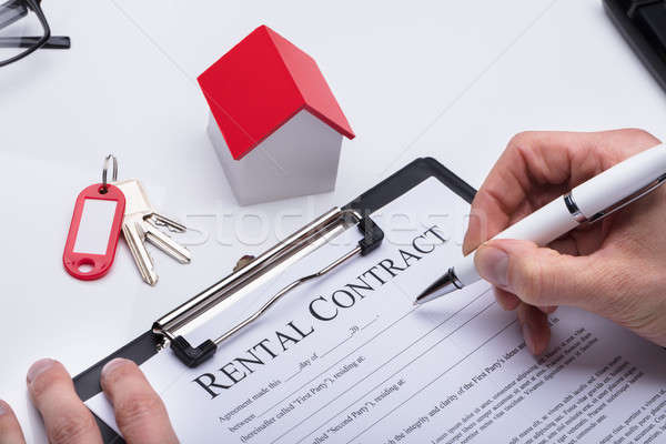 Stockfoto: Menselijke · hand · vulling · contract · vorm · huis