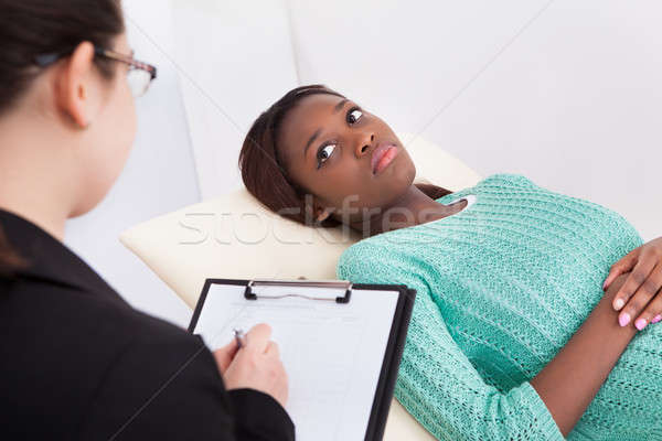 Foto stock: Feliz · paciente · falante · psicólogo · feminino · cama