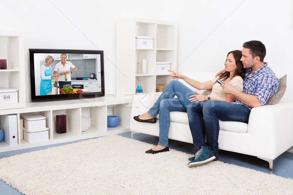 Oglądanie telewizji posiedzenia kanapie oglądania sztuka kulinarna Zdjęcia stock © AndreyPopov