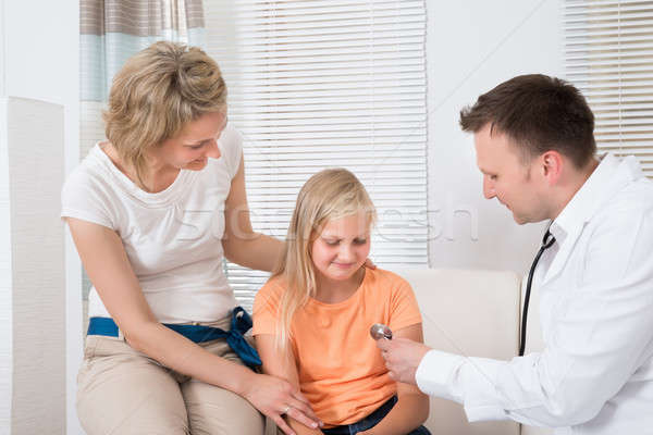 Foto stock: Médico · criança · paciente · mãe · casa · crianças