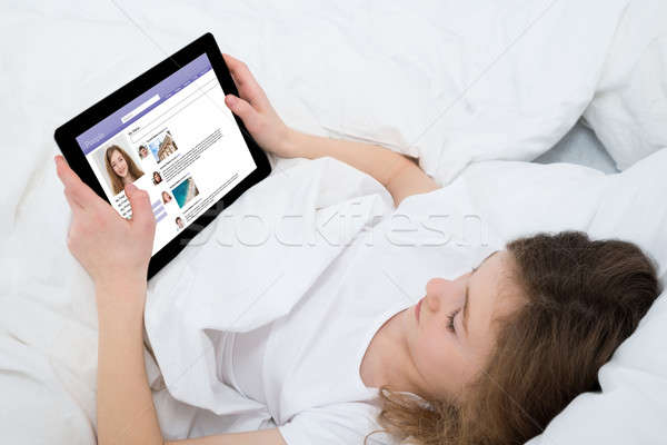 Meisje sociale plaats digitale tablet bed Stockfoto © AndreyPopov