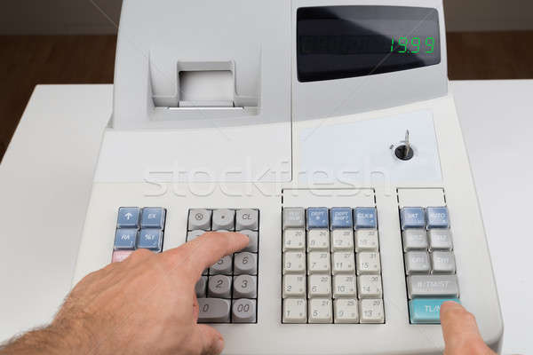 Persona manos caja registradora primer plano cantidad negocios Foto stock © AndreyPopov