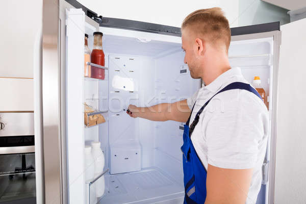 Refrigerador jóvenes masculina cocina Foto stock © AndreyPopov