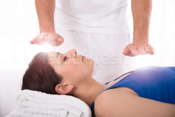 [[stock_photo]]: Femme · reiki · guérison · traitement