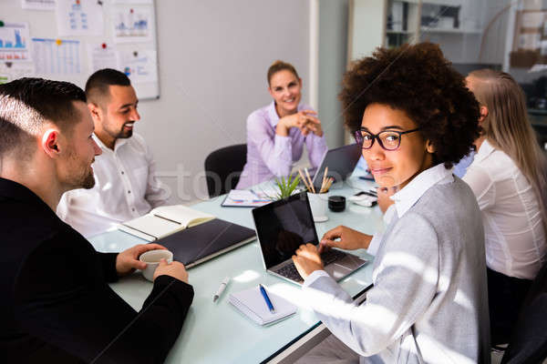 [[stock_photo]]: Portrait · souriant · africaine · femme · d'affaires · travail · portable