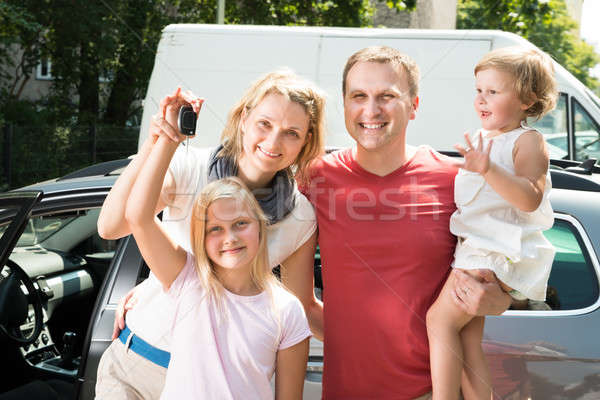 Fericit de familie calator maşină în aer liber shot familie Imagine de stoc © AndreyPopov