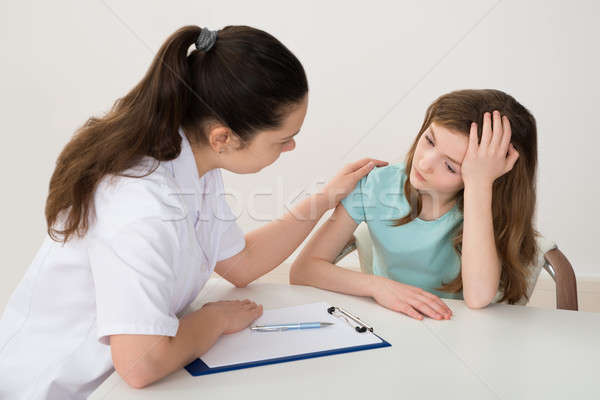 Stock foto: Arzt · tröstlich · Patienten · Tabelle · weiblichen · depressiv