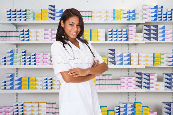 Foto stock: Jovem · farmacêutico · em · pé · farmácia · retrato