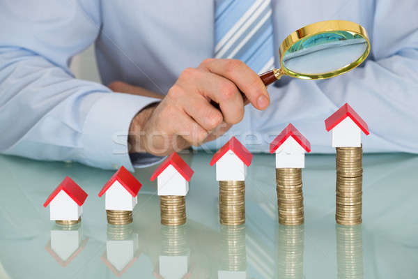 Foto stock: Empresário · olhando · lupa · moedas · casa