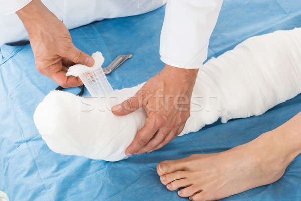 Orvos bandázs beteg láb közelkép kéz Stock fotó © AndreyPopov