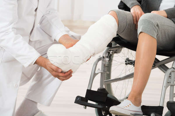 Medic picior pacient femeie Imagine de stoc © AndreyPopov