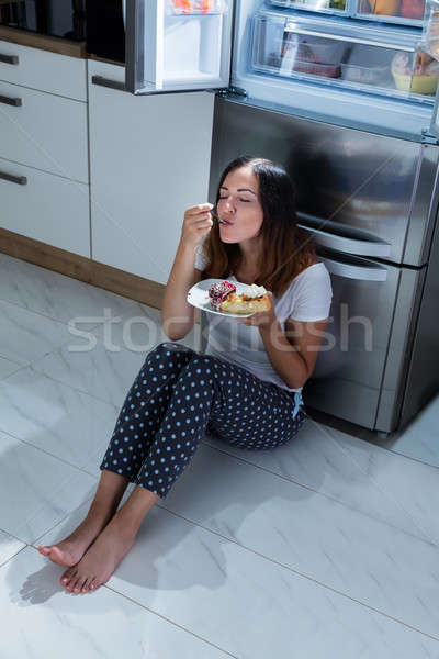 Femeie se bucura mananca alimente dulce bucătărie Imagine de stoc © AndreyPopov