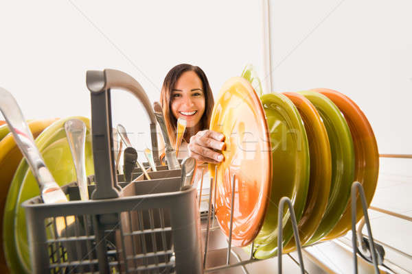 Fericit femeie plăci masina de spalat vase tineri acasă Imagine de stoc © AndreyPopov