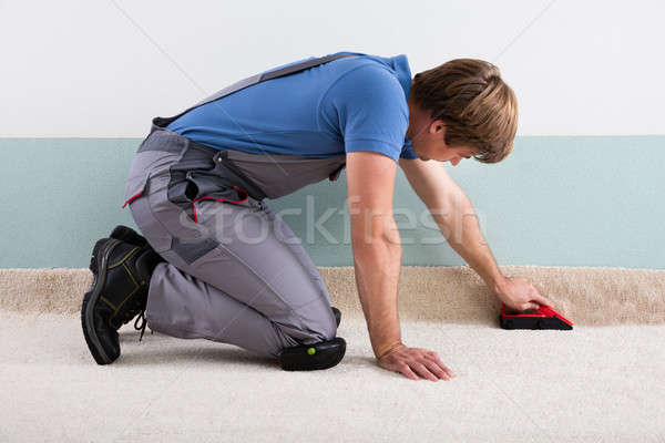 Mannelijke ambachtsman tapijt jonge vloer huis Stockfoto © AndreyPopov