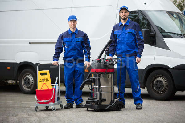 [[stock_photo]]: Portrait · deux · heureux · Homme · permanent · nettoyage