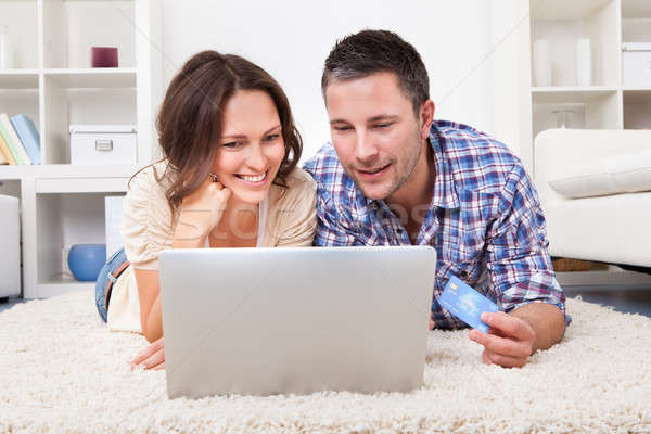 Stockfoto: Paar · winkelen · online · met · behulp · van · laptop · creditcard · gelukkig