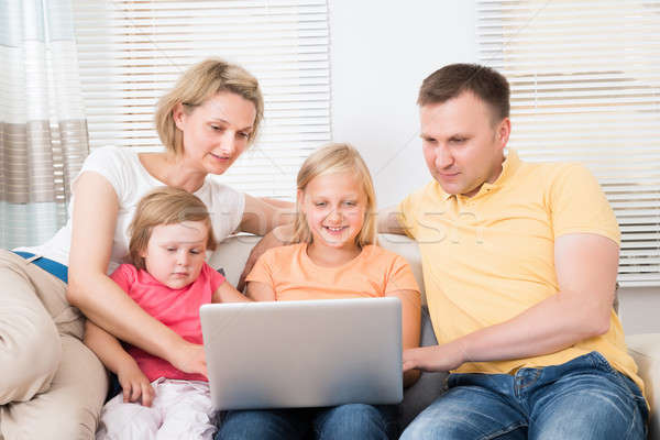 Stok fotoğraf: Aile · dizüstü · bilgisayar · kullanıyorsanız · kanepe · ev · bilgisayar · çocuklar