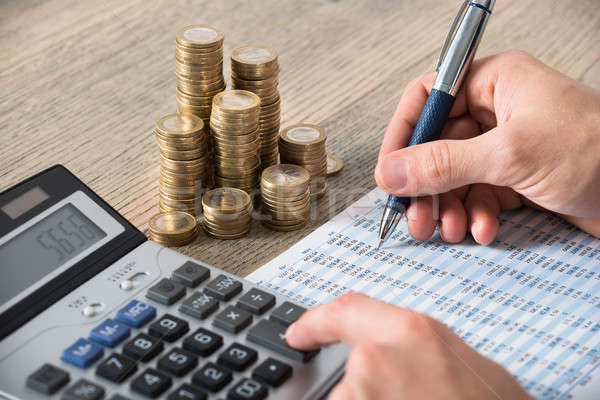 Közelkép üzletember pénzügyi beszámoló boglya érmék asztal Stock fotó © AndreyPopov