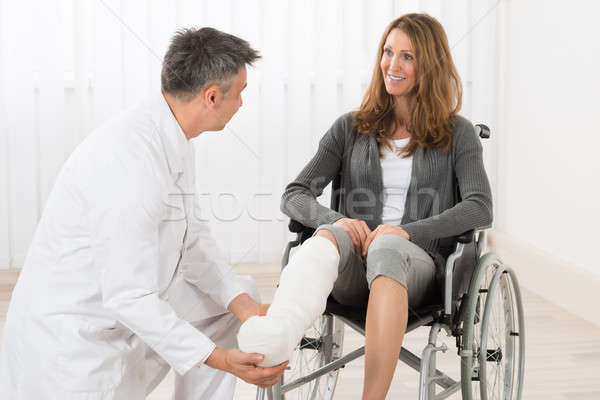 Picior pacient şedinţei scaun rulant om Imagine de stoc © AndreyPopov