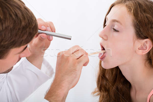 醫生 檢查 女孩 喉嚨 舌頭 商業照片 © AndreyPopov