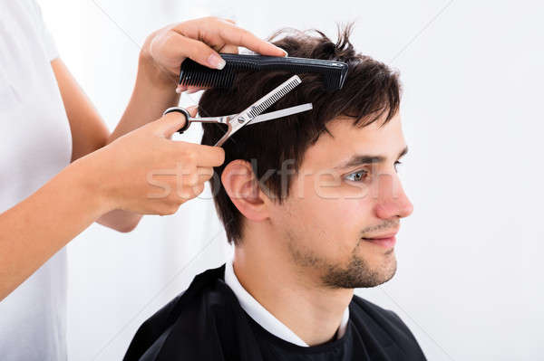 Mann Haarschnitt Friseur glücklich junger Mann Sitzung Stock foto © AndreyPopov