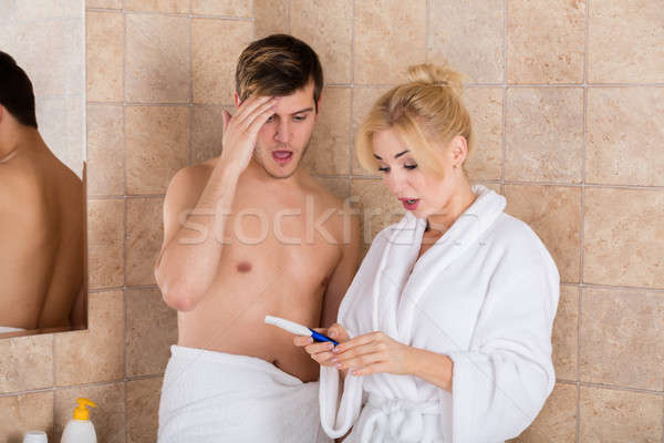 Para patrząc test ciążowy młodych łazienka Zdjęcia stock © AndreyPopov