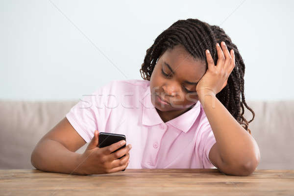 ストックフォト: 退屈 · 少女 · 見える · 携帯電話 · クローズアップ · アフリカ