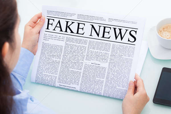 Geschäftsfrau Lesung Fake News Zeitung unmittelbar Stock foto © AndreyPopov