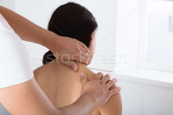 Foto d'archivio: Spalla · massaggio · vista · posteriore · donna · mani