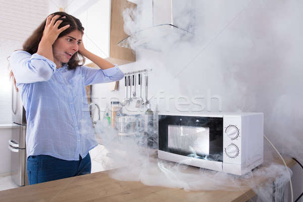 不快樂 女子 看 吸煙 微波 烤箱 商業照片 © AndreyPopov
