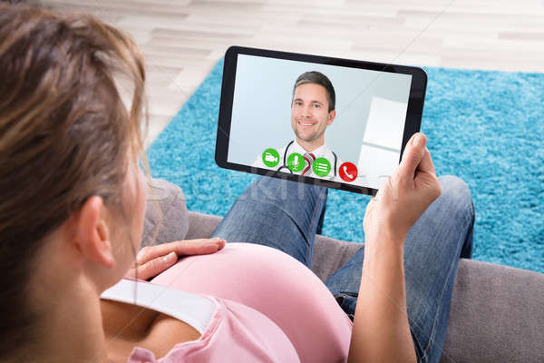 Stock fotó: Terhes · nő · videó · férfi · orvos · fiatal · digitális · tabletta
