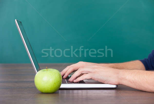 Foto stock: Persona · usando · la · computadora · portátil · verde · manzana · primer · plano · personas