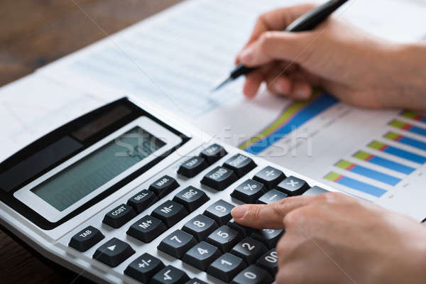 üzletasszony pénzügyi beszámoló számológép közelkép fából készült asztal Stock fotó © AndreyPopov