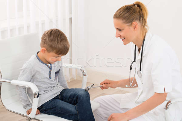 Medic genunchi reflex copil pacient fericit Imagine de stoc © AndreyPopov