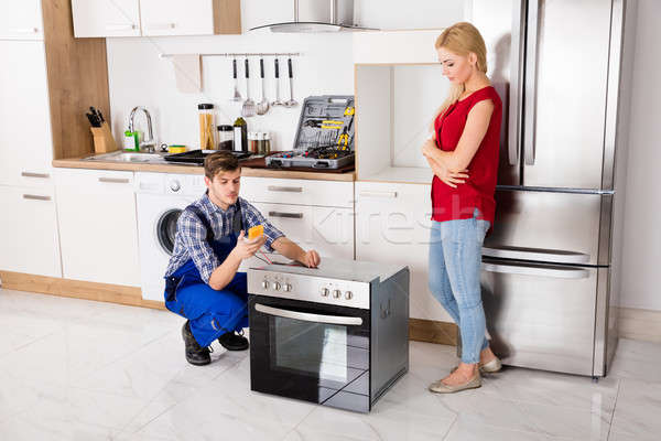 [[stock_photo]]: Homme · travailleur · four · cuisine · jeune · femme