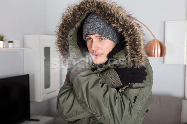 Foto stock: Hombre · ropa · de · abrigo · sentimiento · frío · joven · dentro