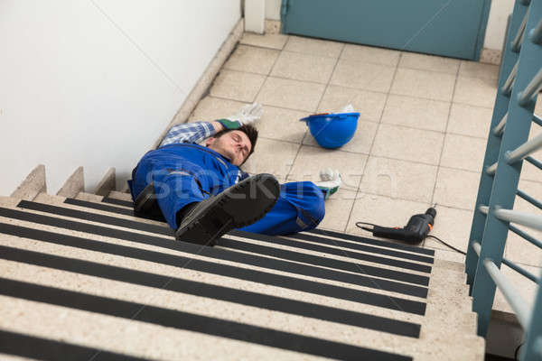 勤雜工 樓梯 無意識 頭盔 演練 地板 商業照片 © AndreyPopov