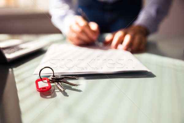 Haus Modell Schlüssel menschlichen Hand Unterzeichnung Stock foto © AndreyPopov