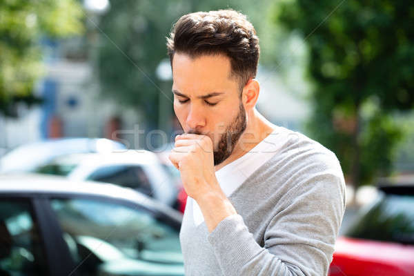 男子 咳嗽 戶外 年輕人 手 商業照片 © AndreyPopov