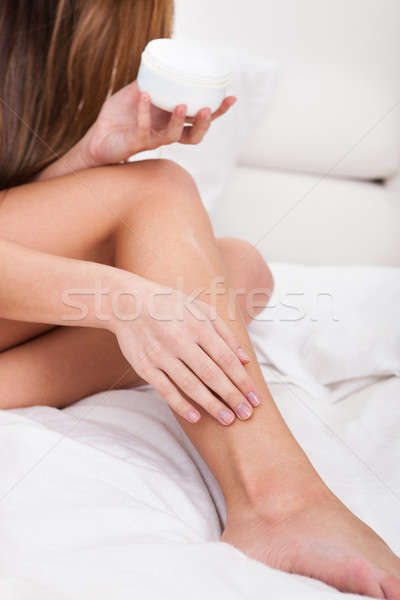 Femeie lotiune picioare fată Imagine de stoc © AndreyPopov