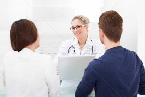 Foto stock: Médico · Pareja · escritorio · clínica · femenino · usando · la · computadora · portátil