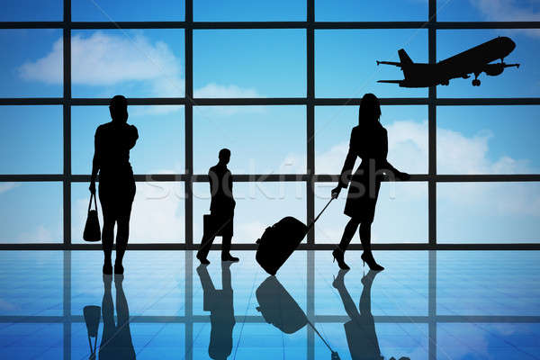Zakenlieden luchthaven silhouet business vrouw hemel Stockfoto © AndreyPopov