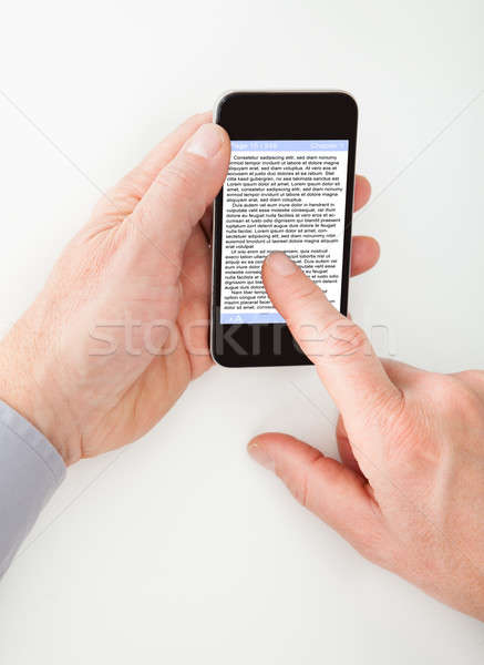 Foto stock: Empresario · lectura · texto · teléfono · celular · primer · plano · negocios