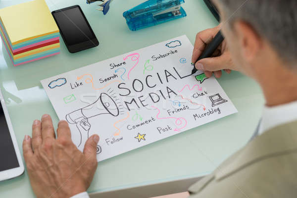 Biznesmen planowania social media strategii papieru Zdjęcia stock © AndreyPopov