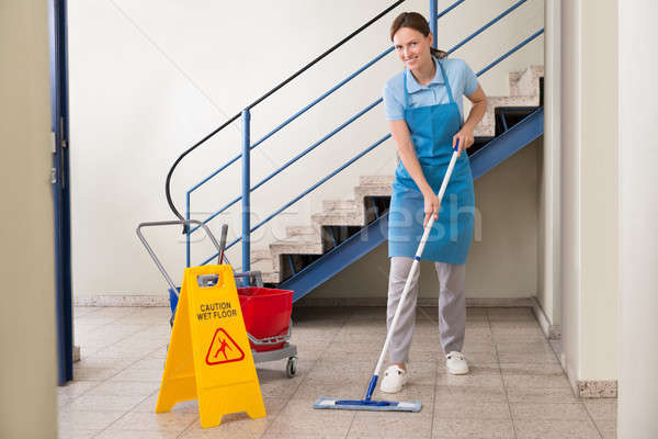 Lucrător curăţenie umed podea semna Imagine de stoc © AndreyPopov