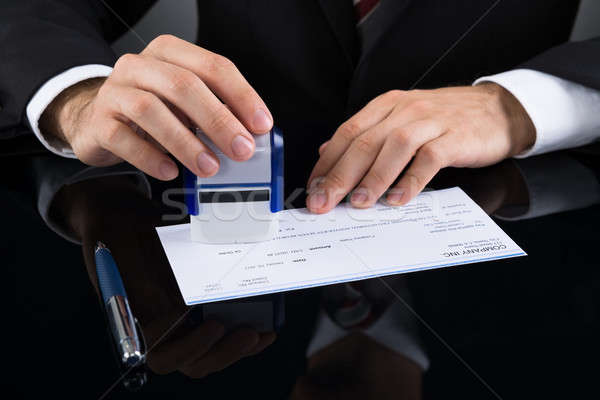 Zakenman cheque bureau hand man Stockfoto © AndreyPopov