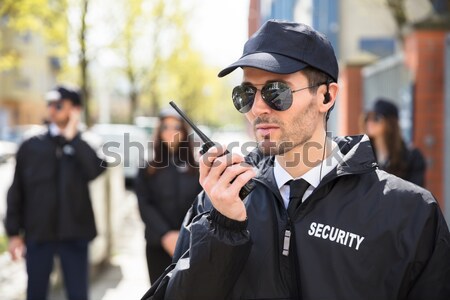 Ochroniarz słuchania młodych Afryki mężczyzna drzewo Zdjęcia stock © AndreyPopov